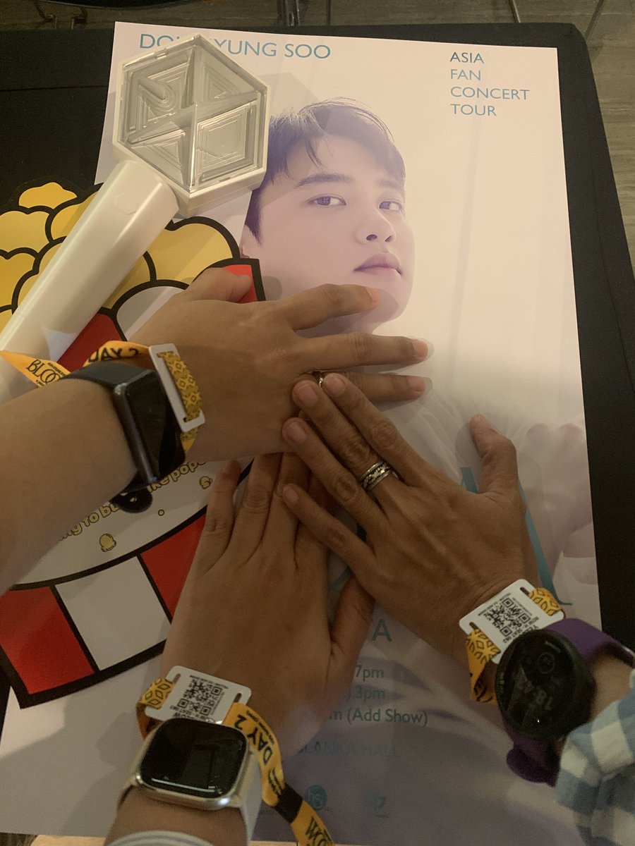 ayurini's tweet photo. @_dindaayuuu Karena jari2nya Dinda, kami bisa nonton Kyungsoo. Tiket tuker sendiri krn gak tega dia pumya bayi dan ditukar dengan mudah. Thanks soo much Dindaaaa! https://t.co/VWLs4lKloq
