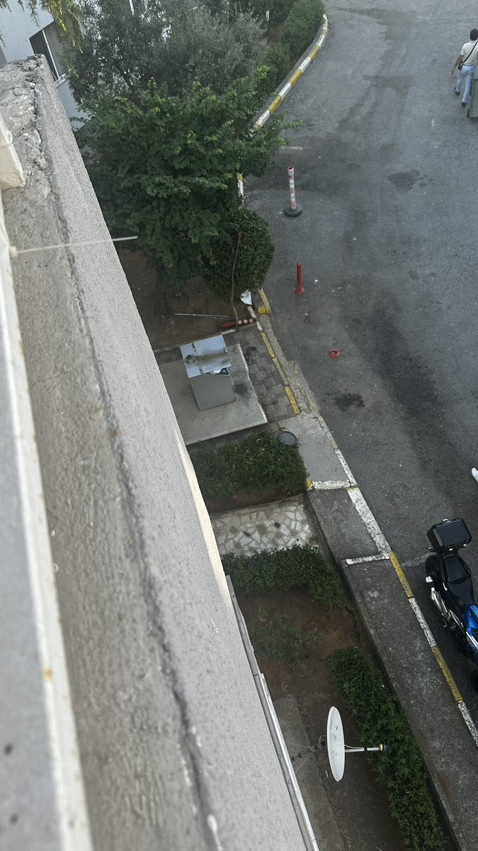 NeNeredeNasil's tweet photo. 5 gündür çöp almazsanız,almaya geldiğinizde gecenin 4’ünde bütün siteyi ayağa kaldırarak alırsınız.Şikayet oluştururuz tamam dersiniz halledicez dersiniz çözüm yok!Siz ne işe yararsınız?@kadikoybelediye @mesutkosedagi https://t.co/aHWr1pay3M