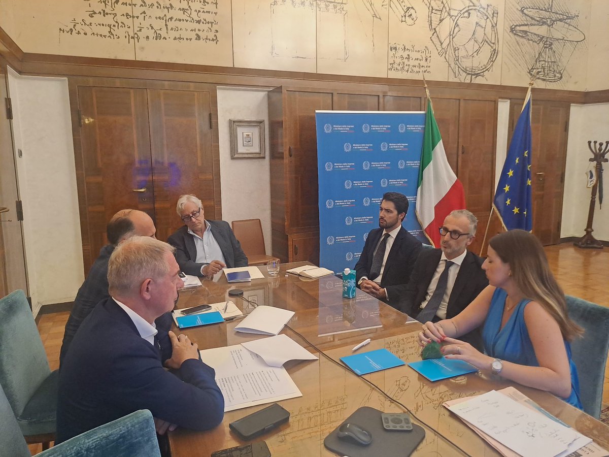 mimit_gov's tweet photo. Gli investimenti in Italia, il posizionamento sul mercato, il nuovo Regolamento Ue #imballaggi sono stati i temi al centro del incontro al #Mimit tra il ministro @adolfo_urso e Paolo Maggi, Presidente Sud Europa @tetrapak, leader nelle tecnologie per l'imballaggio degli alimenti. https://t.co/tkfUJ7l8xg