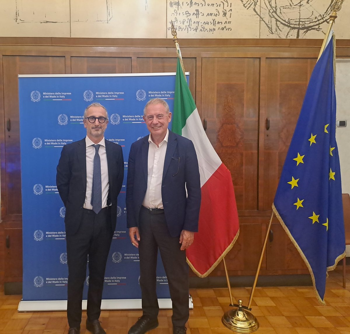 mimit_gov's tweet photo. Gli investimenti in Italia, il posizionamento sul mercato, il nuovo Regolamento Ue #imballaggi sono stati i temi al centro del incontro al #Mimit tra il ministro @adolfo_urso e Paolo Maggi, Presidente Sud Europa @tetrapak, leader nelle tecnologie per l'imballaggio degli alimenti. https://t.co/tkfUJ7l8xg