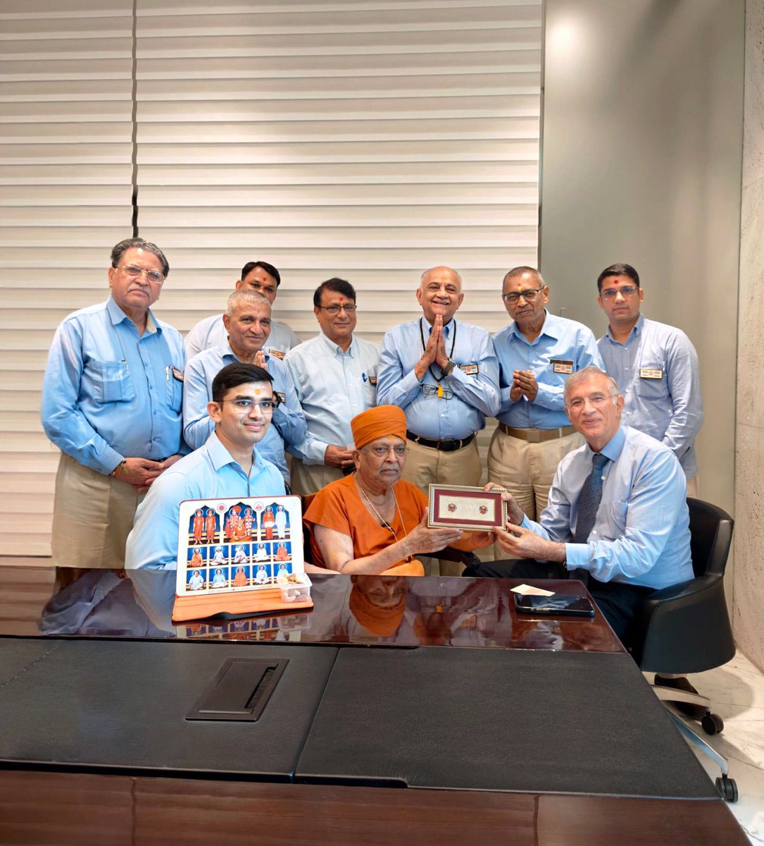 anirdeshpowai's tweet photo. P.P. Guruji from #APSM Delhi, P.P. Bharat bhai & P.P. Vashi bhai of our #Akshardham #Powai graced the office of business tycoon, Mr. Niranjan Hiranandani, with their divine presence.
May his endeavours be guided by wisdom and compassion.
Jay Swaminarayan! https://t.co/M0u0LqS3u6