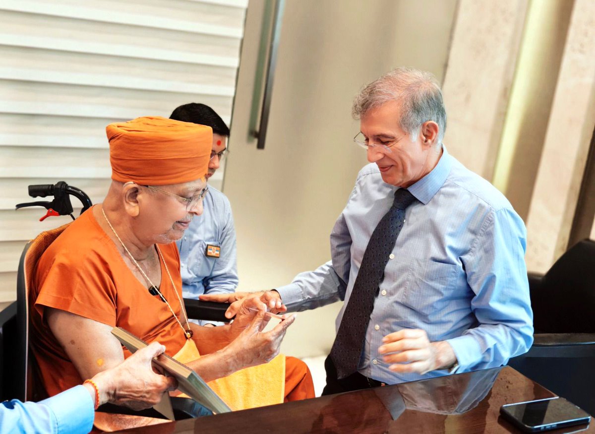 anirdeshpowai's tweet photo. P.P. Guruji from #APSM Delhi, P.P. Bharat bhai & P.P. Vashi bhai of our #Akshardham #Powai graced the office of business tycoon, Mr. Niranjan Hiranandani, with their divine presence.
May his endeavours be guided by wisdom and compassion.
Jay Swaminarayan! https://t.co/M0u0LqS3u6