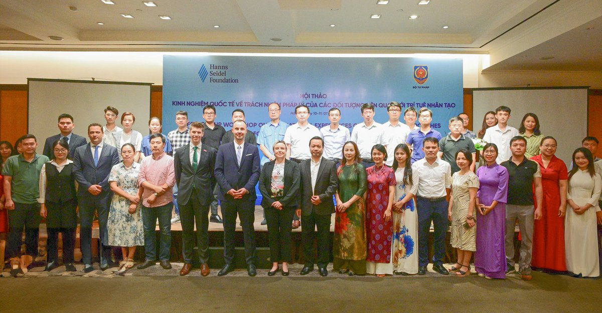 #Vietnam im Blickfeld: Übergabe der neuen HSS-Bürolizenz &amp; entwicklungsbezogener Austausch mit Projektpartnern zu #KI, #Innovationen &amp; #Nachhaltigkeit. Dr. Susanne Luther, Leiterin des Instituts für Internationale #Zusammenarbeit der HSS, war vor Ort.
➡hss.de/weltweit-aktiv…