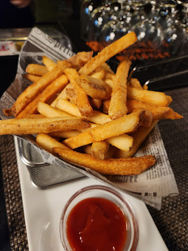 Golden and crispy just like any good fry should be. Who can resist this?

#fries #frenchfries #sideoffries #steakandfries #sidedish #nycsteakhouse #steakhouse #oldhomestead #steakhousenyc #goldenandcrispy #sidedishgoals #comfortfood
