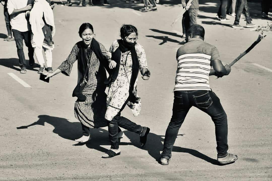 tuhin3443's tweet photo. Bangladeshi students peacefully protesting the quota. but the "Student League" an organization of the government, ambushed them. Nearly 200 people were injured, and many were killed. 

Help us!

#Bangladesh
#SaveBangladeshiStudents
#bangladesh_quotha_movement 
#WE_NEED_YOUR_HELP https://t.co/XFfWdHqvTo