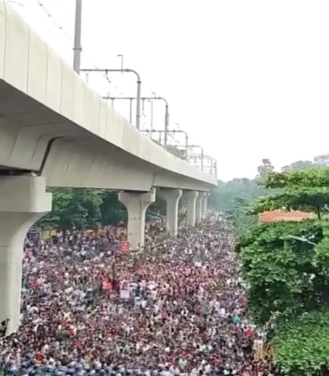 ChronosAnubis's tweet photo. Bangladesh is Blooded.Dictator Sheikh Hasina massacring innocent students and youths with her Awami/Chatra League and police. Save the country, save the people. 

#StepDownHasina  #Gaza #asia #StudentsUnderAttack #UN #HumanRightsForAllPeople #CNN #QuotaReformProtest #genocide #US https://t.co/pxFgPTDPt5