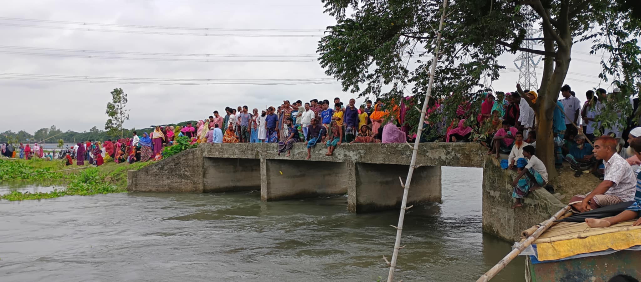 কালিয়াকৈরে নৌকা ডুবে মা-ছেলে নিখোঁজ, মায়ের মরদেহ উদ্ধার