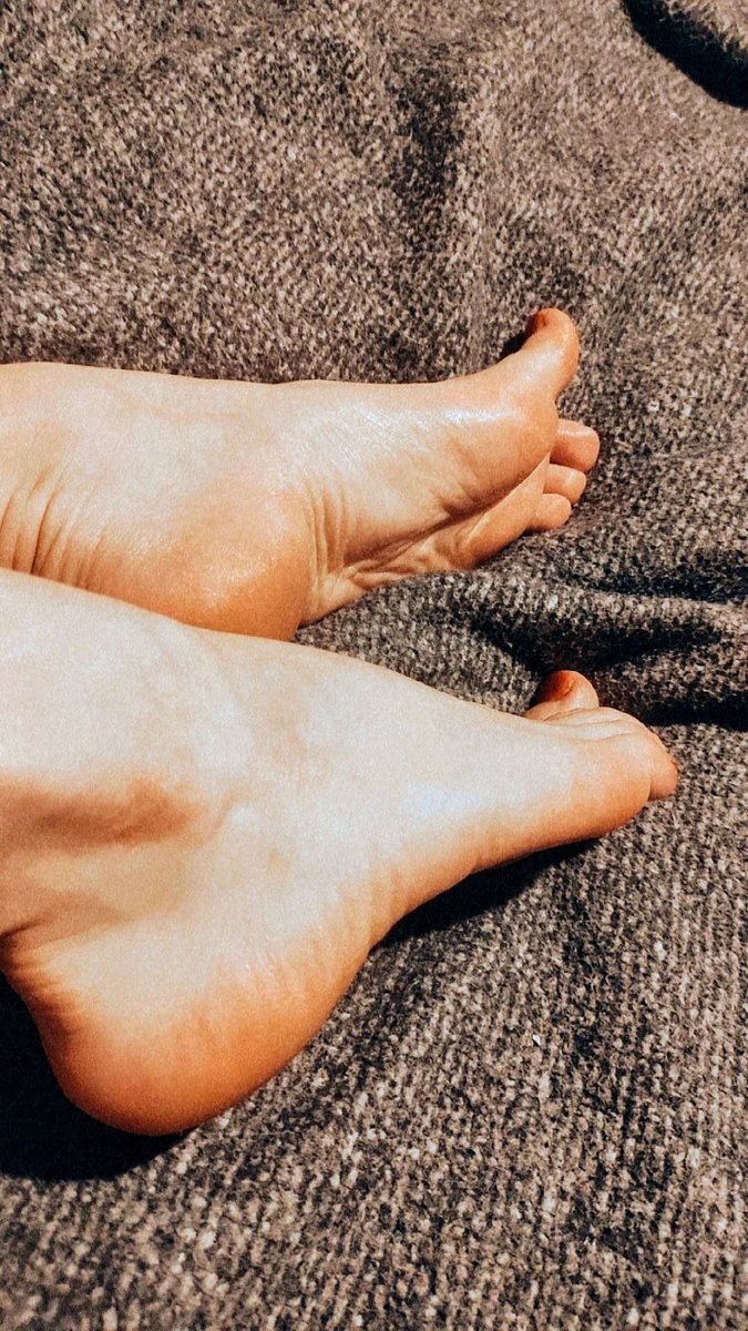 69soledesires's tweet photo. Afternoon snack 🖤🔥🦶

#feetworshi̇p https://t.co/WYERZJaqBm