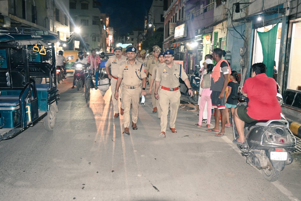AddlLaw's tweet photo. अपर पुलिस आयुक्त कानून एवं व्यवस्था कमिश्नरेट वाराणसी महोदय के द्वारा #addl.cplow&amp;odervns द्वारा पुलिस बल के साथ आगामी त्यौहार मुहर्रम के दृष्टिगत शान्ति एवं कानून व्यवस्था के मद्देनजर आम जनमानस के साथ संवाद एवं समन्वय स्थापित करते हुए मित्र पुलिस का संदेश दिया गया। https://t.co/ULmV7CNCke
