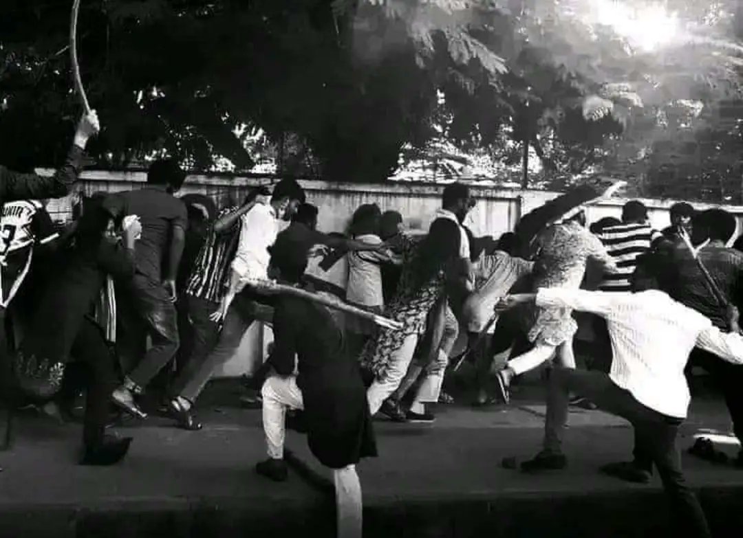 mo_zohan's tweet photo. #AllEyesOnDhaka #DhakaUniversity 
#BangladeshiStudentsareinDanger 🇧🇩 https://t.co/RrAEx9st6C