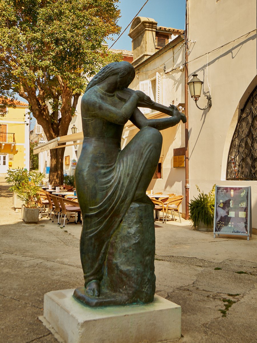 StjepanStimac's tweet image. Trg u Osoru: djevojka s violinom
#osor #otokcres #osorskeljetnevečeri