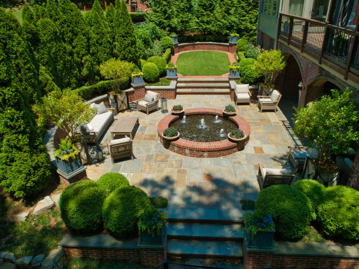 LndscapeStudio's tweet image. About one-third of homeowners who upgraded their outdoor spaces this spring did so to extend their living spaces outside for the purpose of outdoor entertaining.  (Houzz)