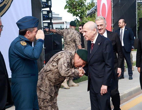 Tabi siz alışmışsınız Kürdistan naraları atanların elini yalamaya;

Vatan evladı şerefli Özel Harekât Daire Başkanımız Süleyman Karadeniz’in Sayın Devlet Bahçeli'nin elini öpmesi zorunuza gitti...

YAŞASIN DEVLET,
VAR OLSUN ÖZEL HAREKAT! 🐺🇹🇷
