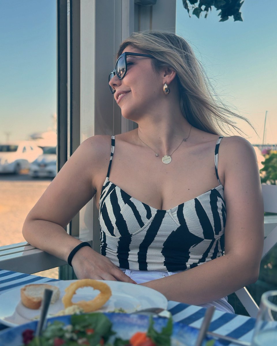 Dışarda gürül gürül akan bir dünya..