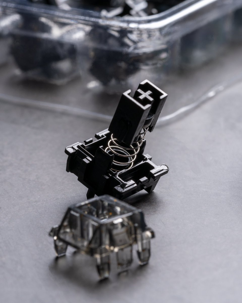 Have you ever seen gold flakes in a switch? Moyu Studio World is up to something here! Let me know if you want to hear a sound test?