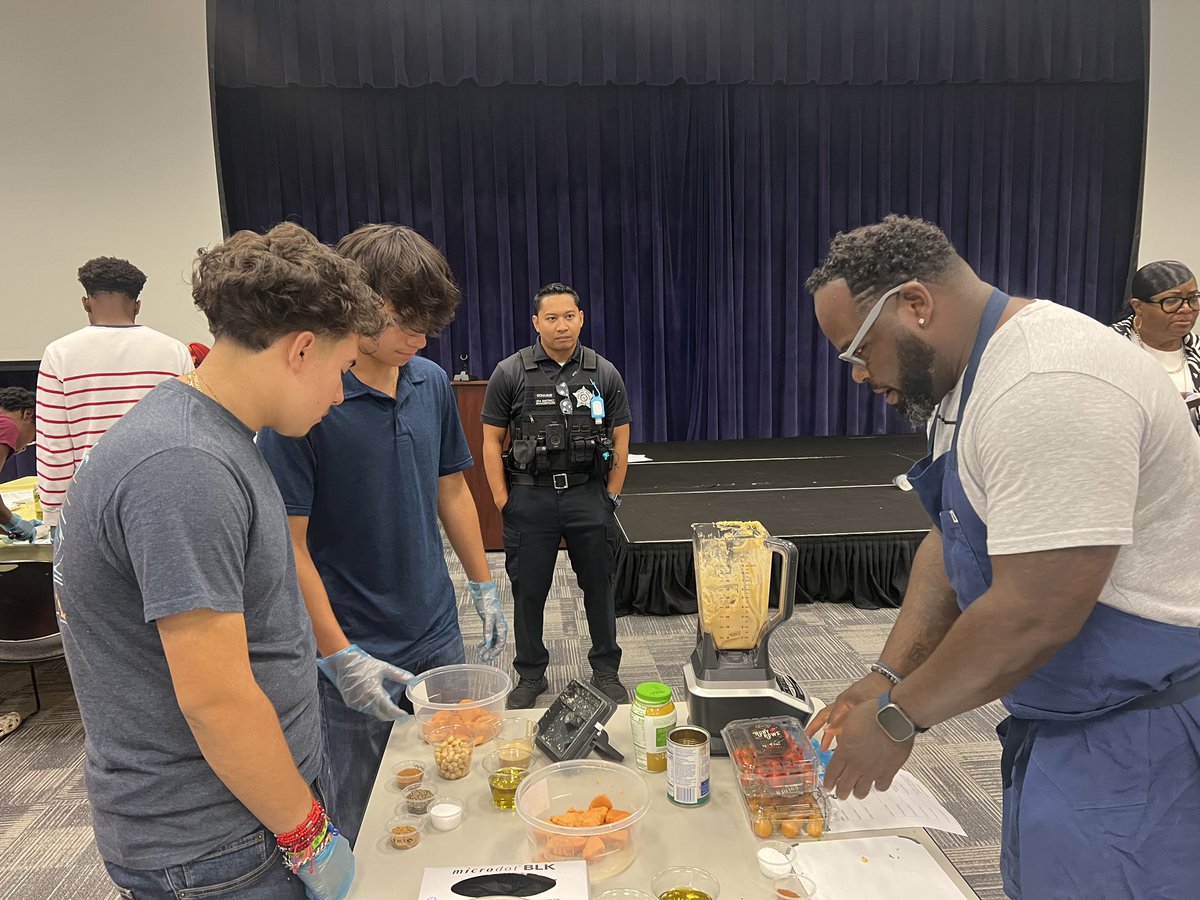 Today Chef Lamar Moore and Mariano’s hosted a healthy cooking demo with the youth of our YDAC program. Youth and officers made a tasty appetizer that everyone enjoyed.