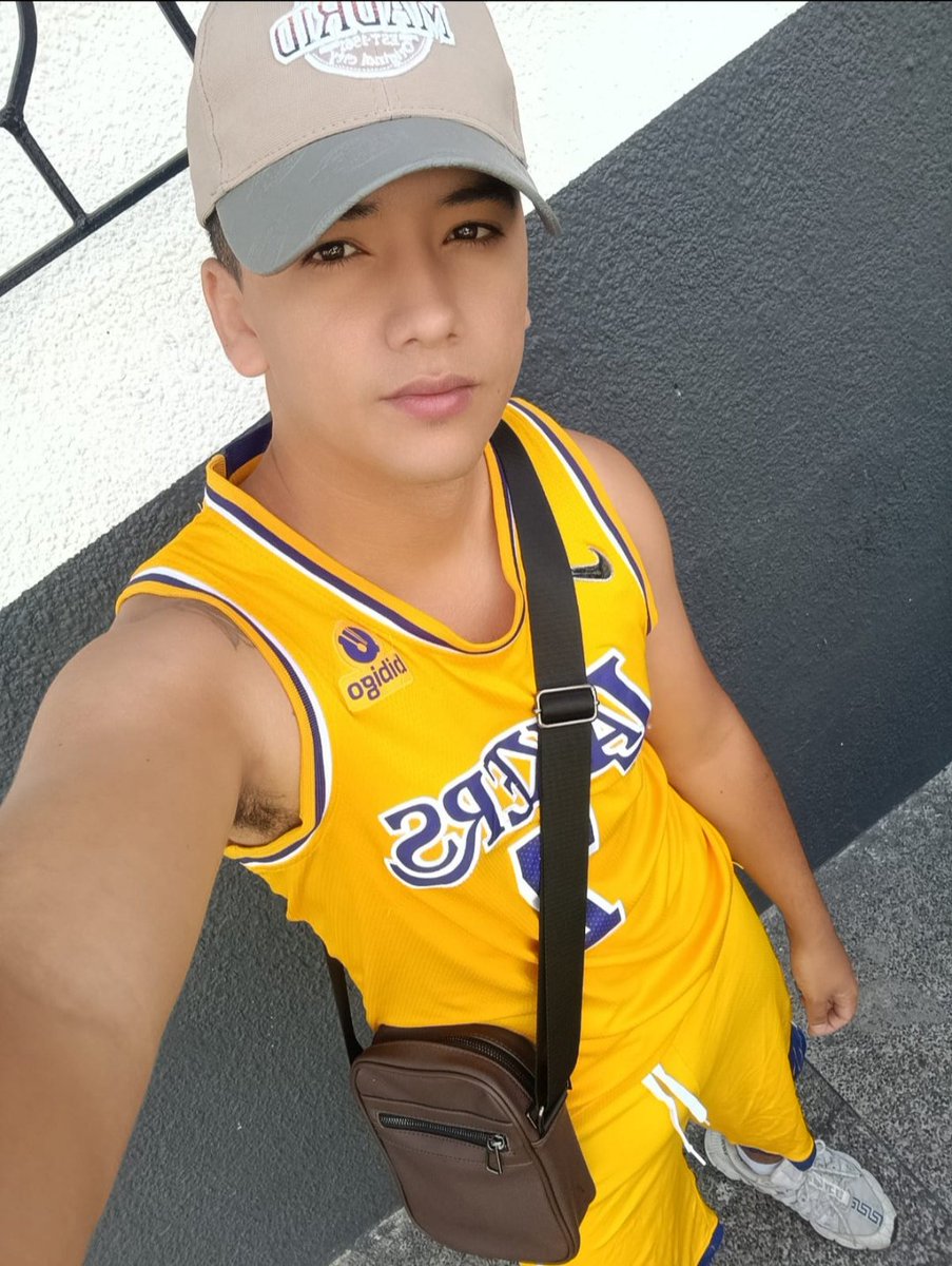 andercm22's tweet photo. "cómo me veo en Instagram,  "cómo me veo en X"😈🍆💦 https://t.co/gMUCYIY1v4