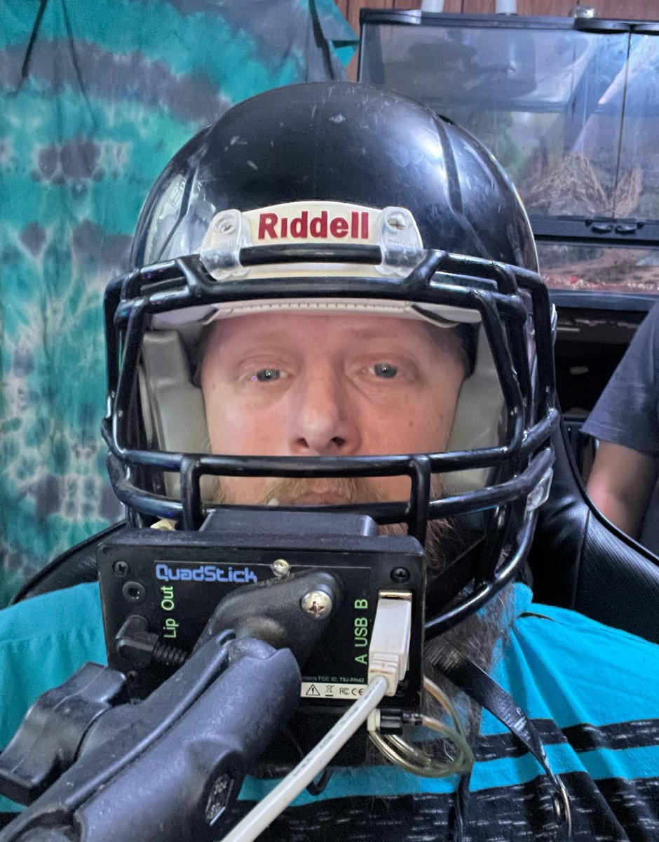 pitbullreece's tweet image. The Quadstick fits through the facemask of my football helmet!! College football 25 streams are gonna be fun !! 

#quadstick #disabledgamer #footballhelmet #collegefootball25 #pitbullreece