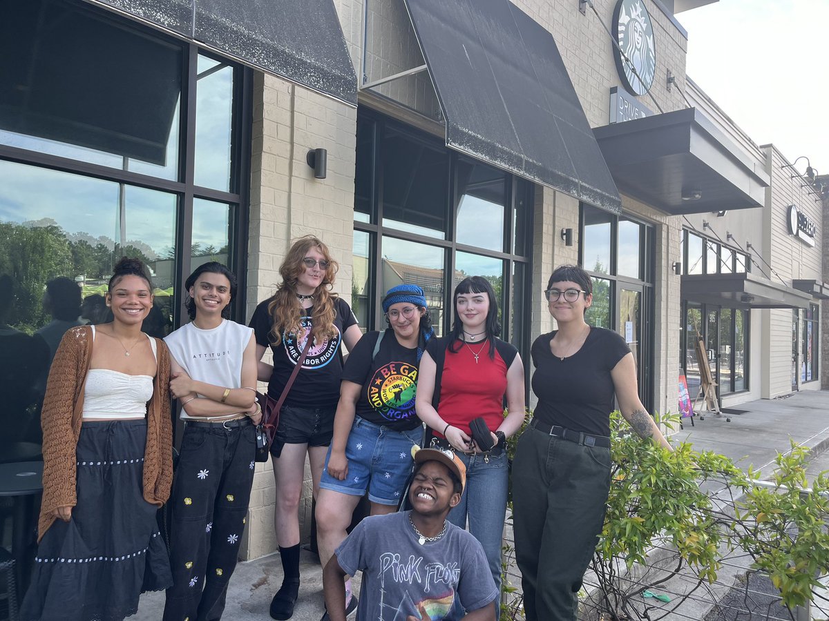 SBWorkersUnited's tweet photo. ROSWELL, GA IS HOME TO THE SOUTH’S LATEST UNION STORE! 🔥

Workers at the Holcomb Bridge &amp; Holcomb Way store just voted YES to a union, 12-2! CONGRATULATIONS Y’ALL ✊💖 https://t.co/XuksNAsMDc