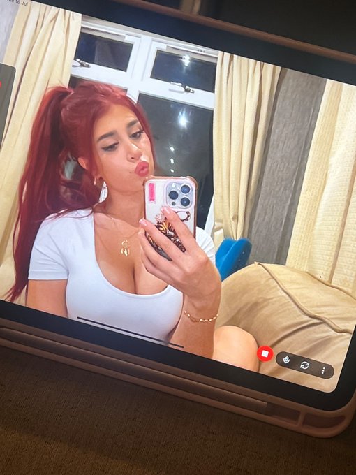 ’m live on Twitch - Watch me at https://t.co/a1JAbONKOc ♥️ https://t.co/FUHbjHX01M