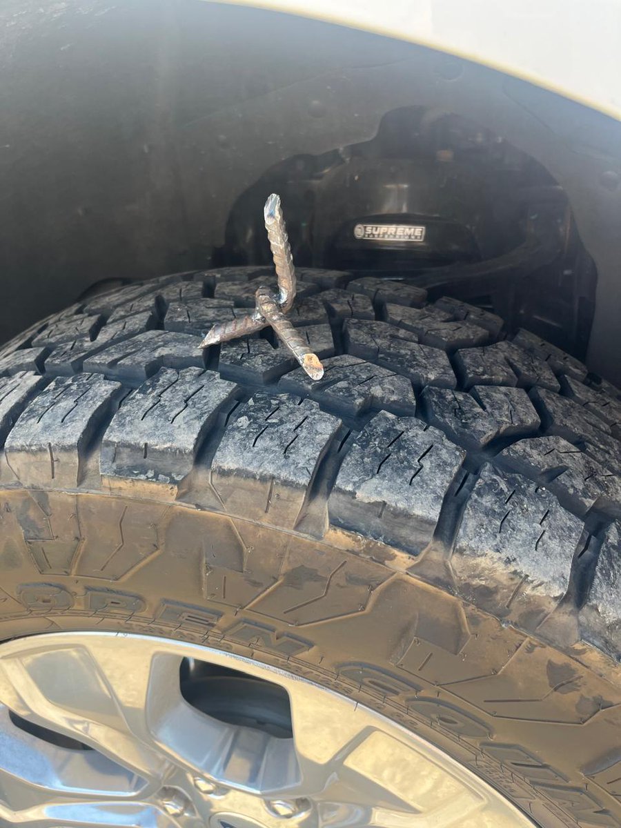 ColumnaOcho's tweet image. #Cuidado, #Advertencia, #Colocan, #Púas, #DeAcero, #CarreteraMexical-Tijuana, #AlaAlturaDeElHongo...

Automovilistas denunciaron la colocación de púas de acero sobre carretera de cuota Mexicali-Tijuana 

facebook.com/share/p/d7owkc…