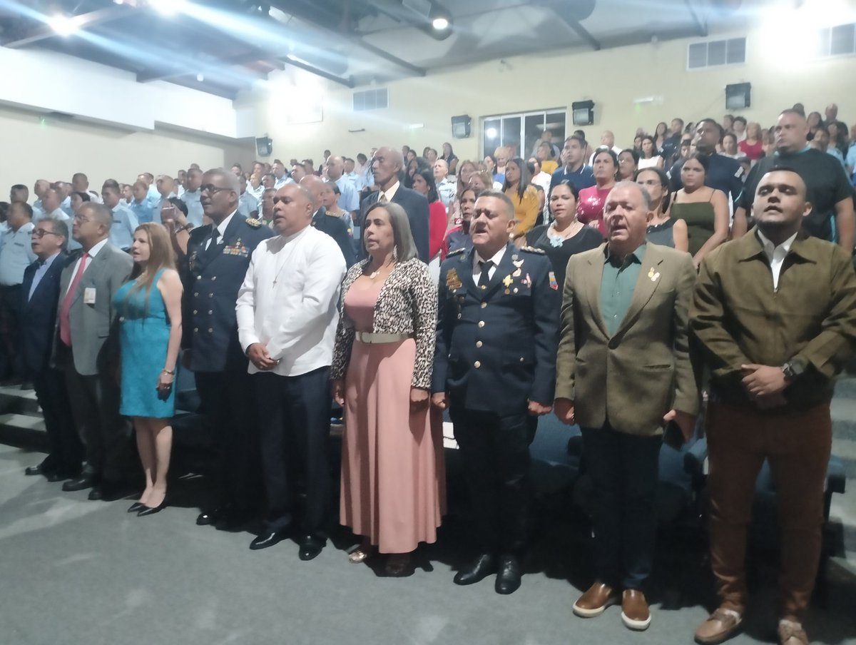 #Ahora presidenta MSc. Milagros Arzolay presente en el Acto de Ascenso de la Policía del estado.#16Jul

#ConsejoLegislativoNE
#VenezuelaVaPaLante
#NuevaEsparta