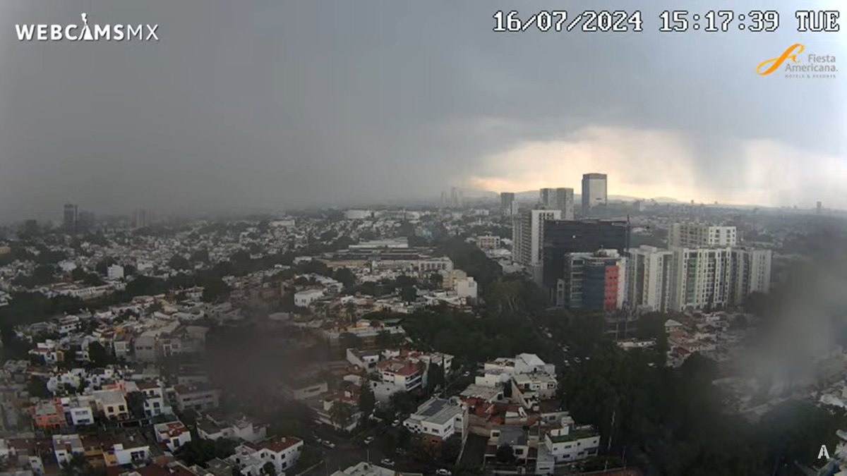 SkyAlertStorm's tweet photo. ⛈️#TormentaGDL:
Durante esta tarde se reportan fuertes #lluvias al poniente y centro del #AMG, afectando vialidades en #Zapopan y #Guadalajara.
Nuestras #StormStations reportan 16 mm. acumulados en los últimos 30 minutos.
📽️: @webcamsdemexico | @Trafico_ZMG https://t.co/FyN1bPCXo4