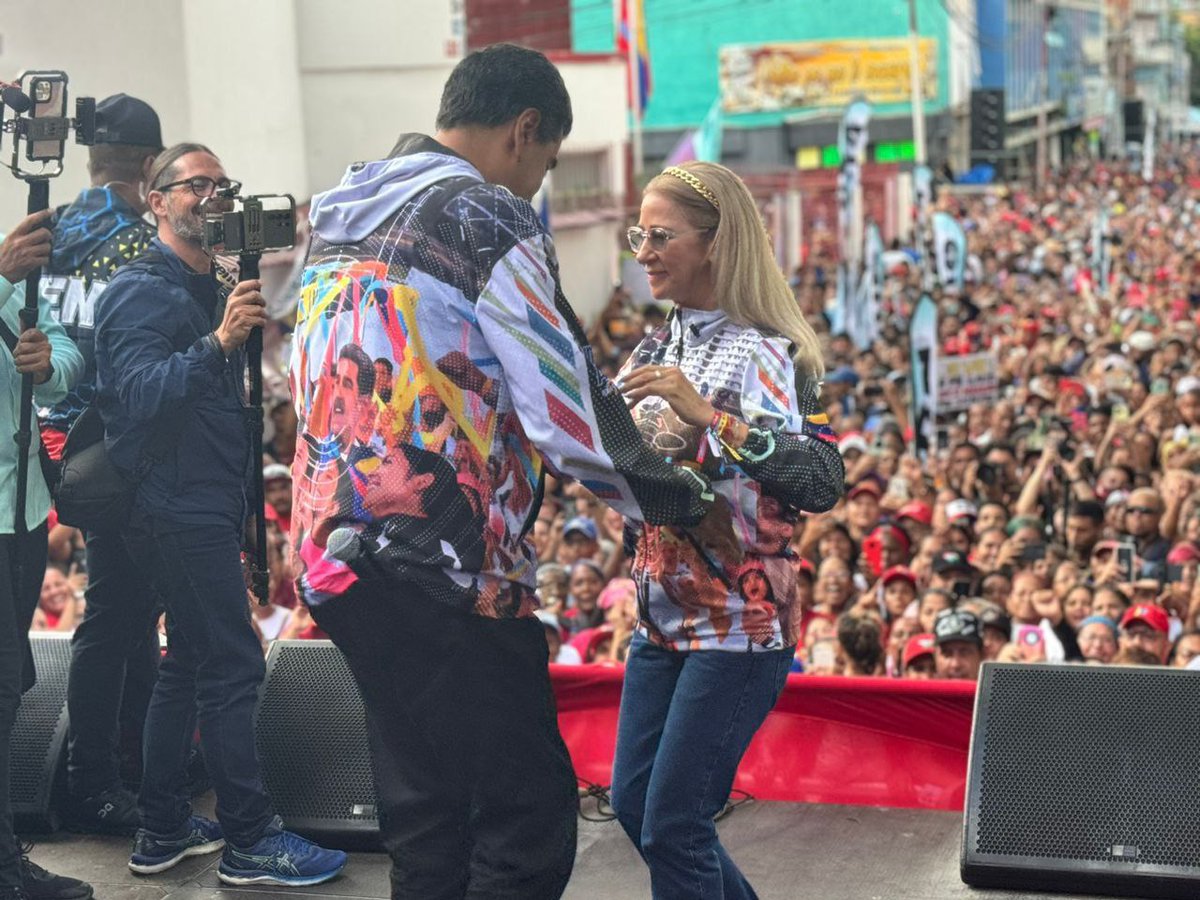 rasta_celestial's tweet photo. ¡Celebrando el amor y la alegría de La Vega, Caracas! 💕 El Presidente Nicolás Maduro comparte un emotivo encuentro con el pueblo, fortaleciendo los lazos comunitarios. ¡Juntos somos más fuertes! #LaVegaUnida #AmorPatrio https://t.co/ymUQFpWZRu