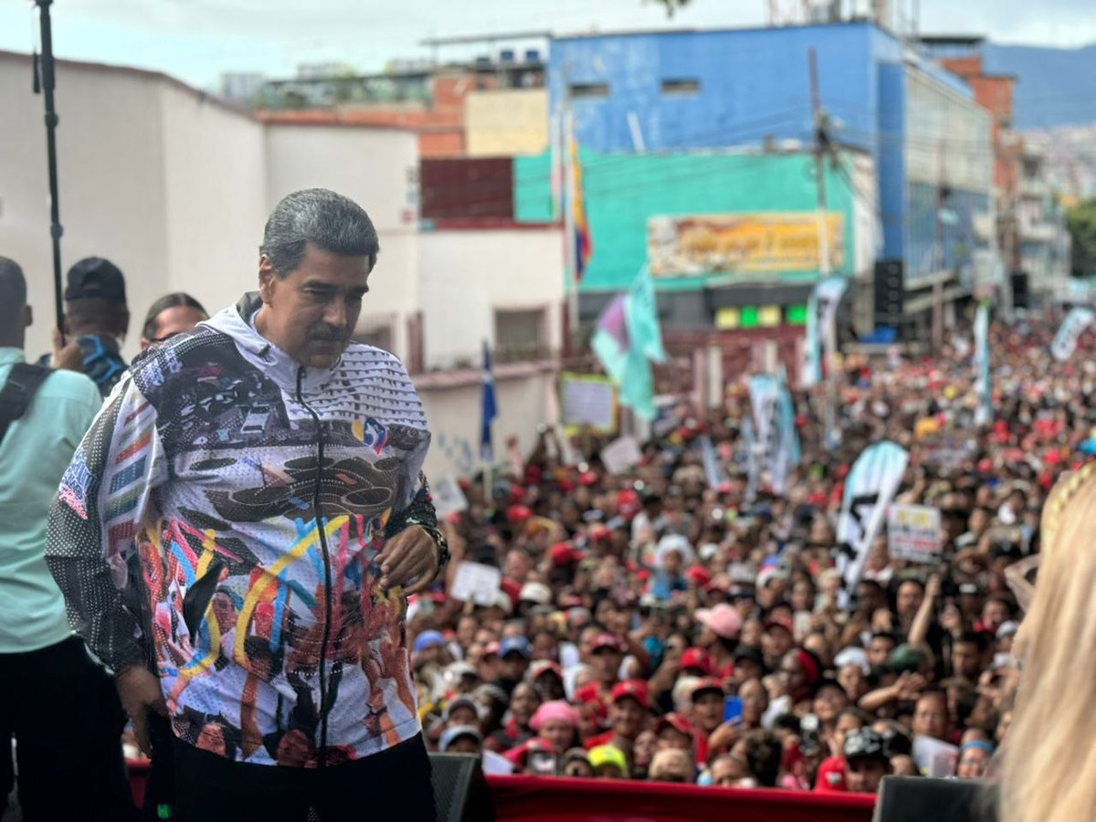 rasta_celestial's tweet photo. ¡Celebrando el amor y la alegría de La Vega, Caracas! 💕 El Presidente Nicolás Maduro comparte un emotivo encuentro con el pueblo, fortaleciendo los lazos comunitarios. ¡Juntos somos más fuertes! #LaVegaUnida #AmorPatrio https://t.co/ymUQFpWZRu