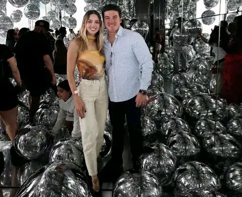revistacodigo21's tweet photo. Crece nuevo escándalo en Nuevo León, que parece salpicar a gobernador Samuel García y Mariana Rodríguez como tutora de DIF.
Polémico medio Latinus revela triangulaciones millonarias de Gobierno y DIF con empresas y despacho de papá de Samuel.
#DonCacahuato https://t.co/1o2m6VYTlN https://t.co/G7vgLyt7zJ