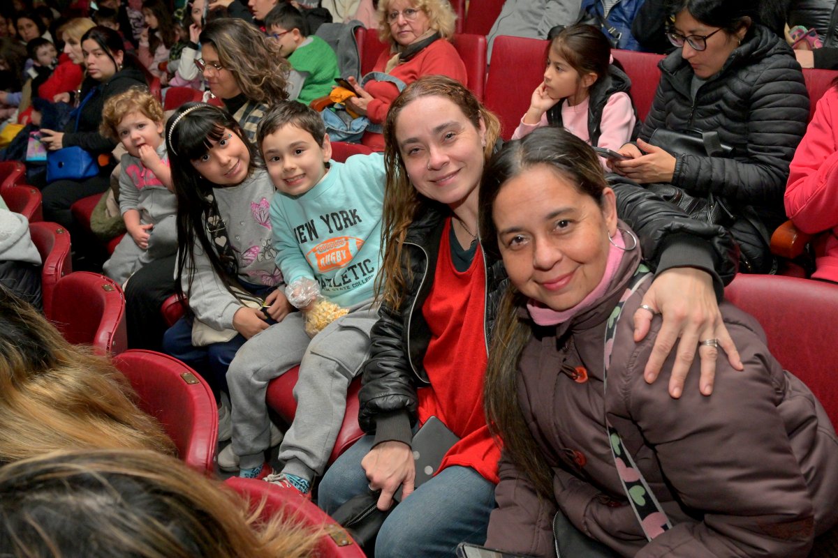 fmoreiraok's tweet photo. En San Martín, una vez más, podemos decir con orgullo que tenemos muchísimas actividades culturales y recreativas de vacaciones de invierno, que llegan a todos los barrios.

Hoy en el Complejo Plaza el Ballet Infantil de nuestra Escuela Municipal de Danza adaptó la obra “El Carnaval de los Animales” para chicos de 5 a 9 años.

También hay opciones de cine, teatro, música y talleres de todo tipo para todas las edades: https://t.co/XSY3V4P4He.

#AbrigateYVení