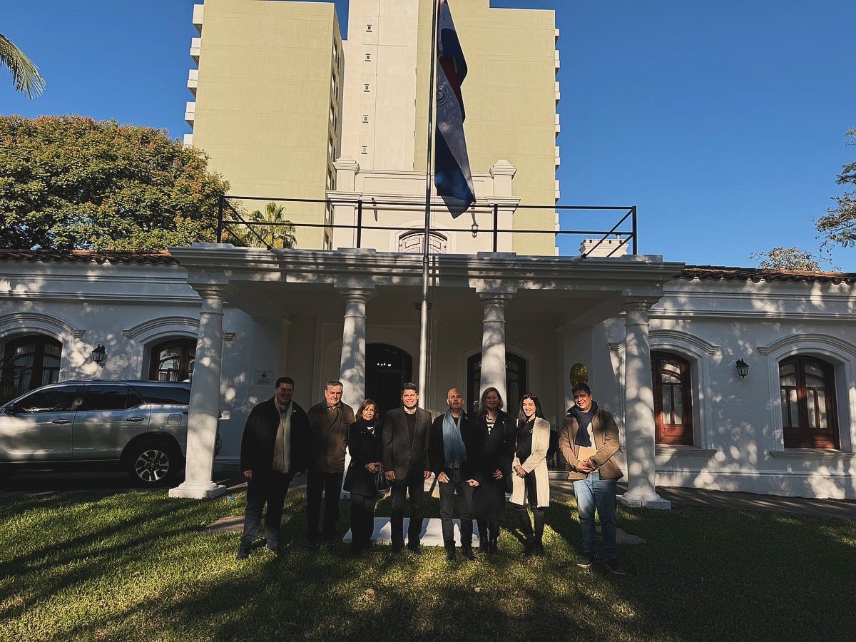 ConsulparRcia's tweet photo. Recibimos en sede Consular a la delegación del Rotary Club Resistencia. Hablamos de los importantes trabajos que realizaremos en mancomunión y también como intermediarios con las organizaciones nacionales. 🇦🇷 🇵🇾
#ConsuladoPy #Resistencia #Chaco #Argentina #Rotary https://t.co/lqunI0lwZt