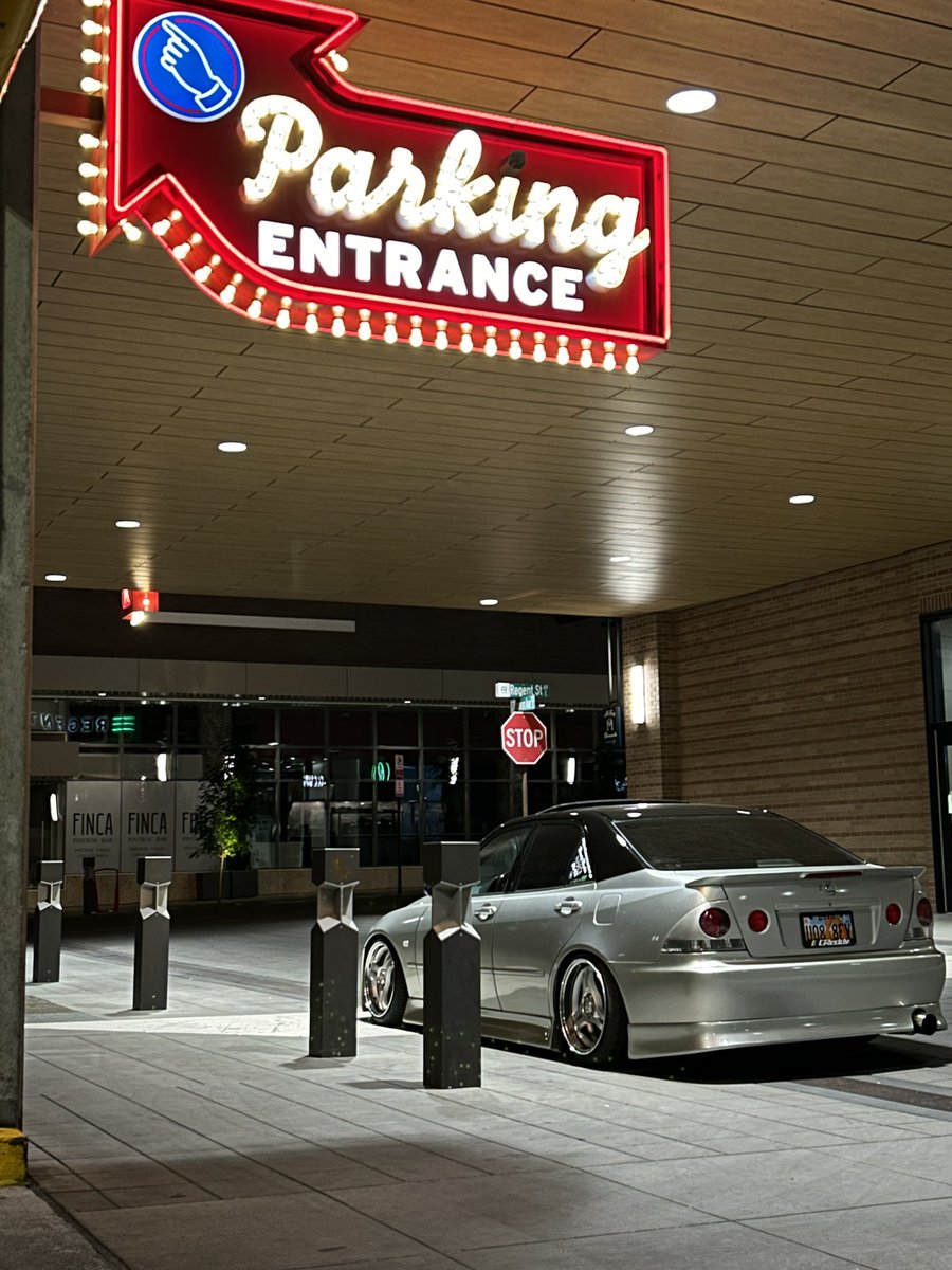 ___MEXI___'s tweet photo. VIP parking https://t.co/GASlXE3H5m