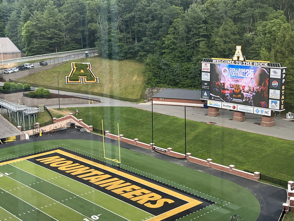 kellogg_zack's tweet image. The best way to play CFB 25✊🫣