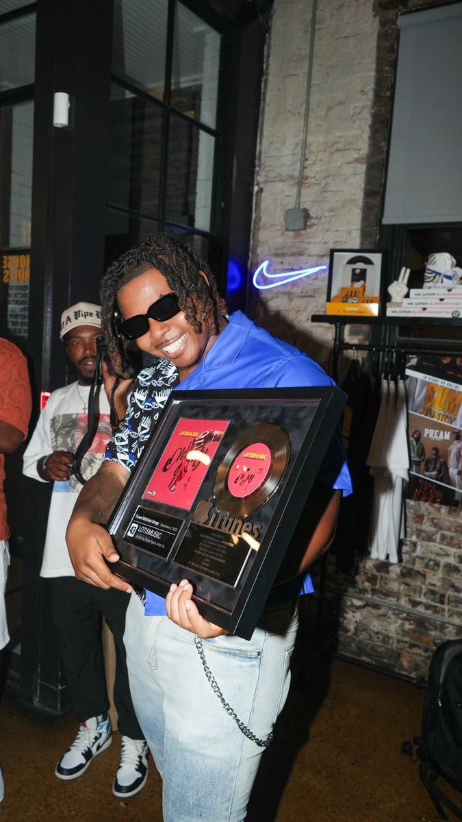 Lotis_615's tweet photo. Thank God, My Team @EntSoliid , &amp; Ca$hville For A PACKED Out Event At The Legendary @slimandhuskys Restaurant. Would Like To Thank The Staff For Their Wonderful Service. Thank You To EVERYONE Who Pre-Ordered My EP “Give Me My Flowers”.. I’m NOTHING Without My People💐💪🏾 https://t.co/Z8LPEsLM3Y