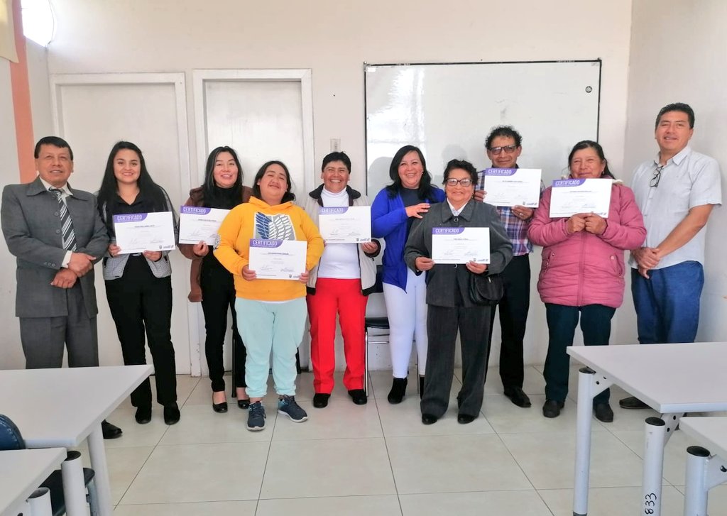secap_ec's tweet photo. #SecapZona1 | Gracias al proyecto #SecapBID, se realizó la entrega de certificaciones por competencias laborales en el perfil de 'Reciclaje de base', a 9 integrantes de la Asociación de servicios de reciclaje 'El Capuli' de la ciudad de Tulcán. ♻️
#HuellaSecap https://t.co/UVLS61YcTX