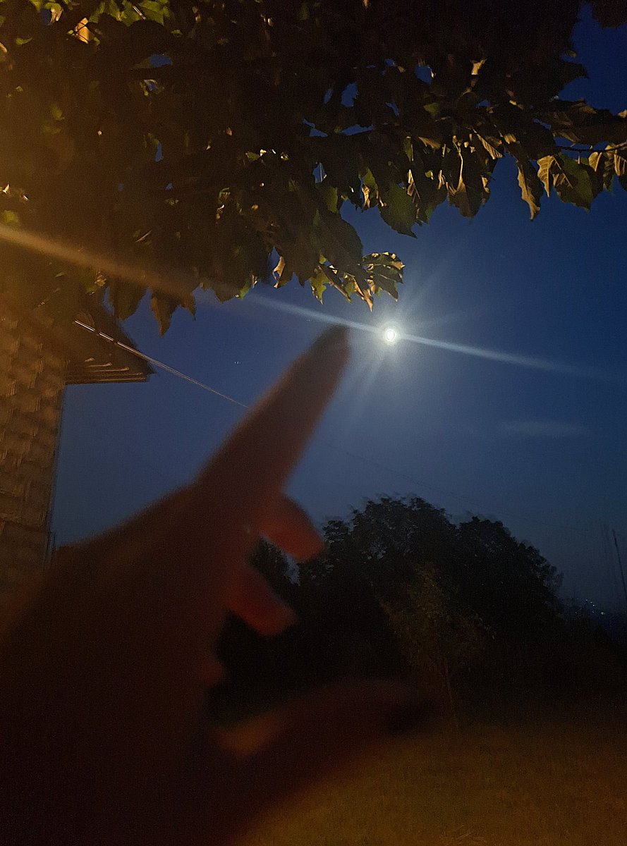 linasu231's tweet photo. I wish I could touch my life aspiration, but whatever, I am waiting for a full moon with patience.... https://t.co/RzfboecnDU