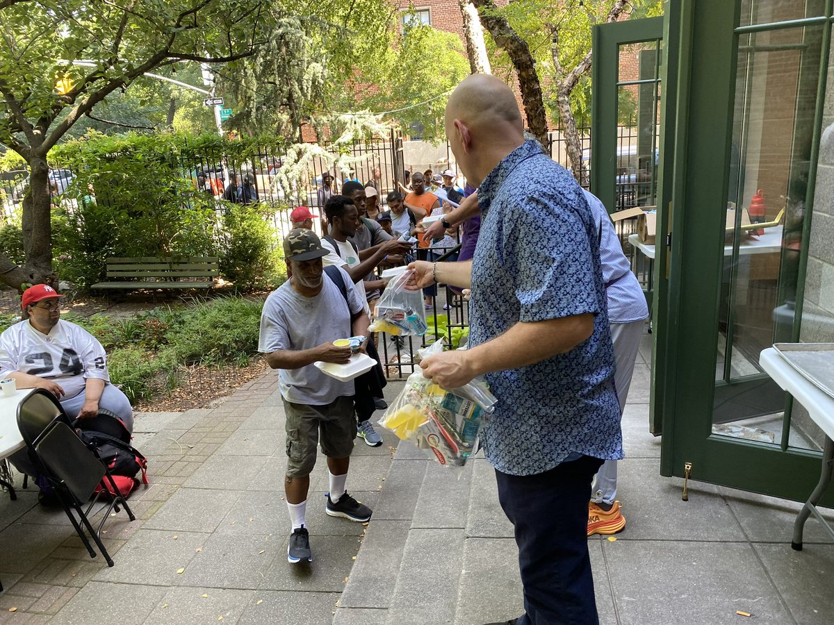 HarveyforNY's tweet image. I joined our SYEP interns today  @TrinitySAFH handing out meals &amp;amp; hygiene kits (courtesy of @HenrySchein Brotherhood Synagogue) to folks in need in our community. Our interns will spend the summer partnering with community organizations to give back to the neighborhood.