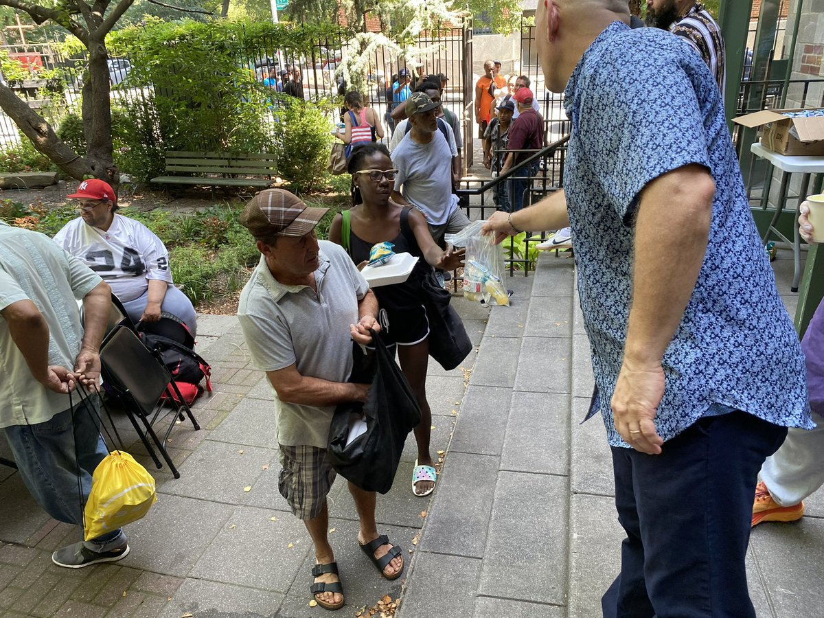 HarveyforNY's tweet image. I joined our SYEP interns today  @TrinitySAFH handing out meals &amp;amp; hygiene kits (courtesy of @HenrySchein Brotherhood Synagogue) to folks in need in our community. Our interns will spend the summer partnering with community organizations to give back to the neighborhood.