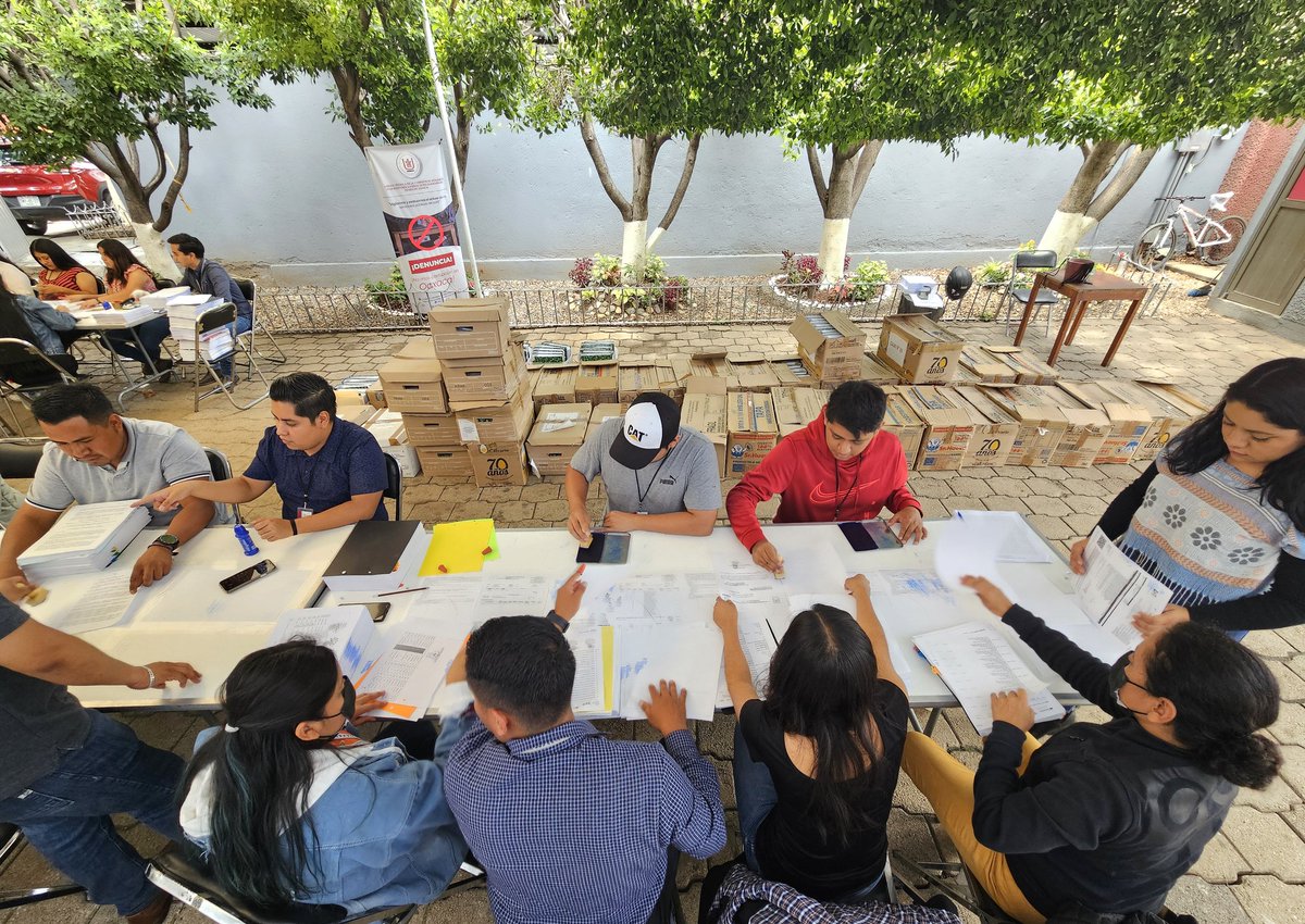 ASFE_OAXACA's tweet photo. De acuerdo con la #LFSRCEO la #ASFEOaxaca tiene la facultad de revisar, auditar y evaluar la utilización de los Recursos Públicos, así como verificar el cumplimiento de los objetivos contenidos en los Programas.

#SomosASFEOaxaca #ASFETransparente https://t.co/ERrkelRnoN