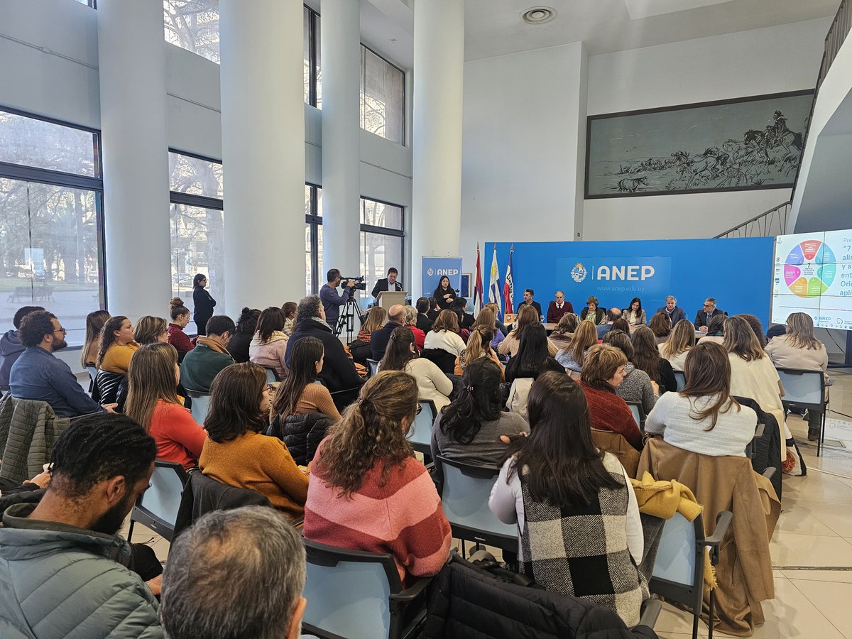 La ministra <a href="/karinarando/">Dra. Karina Rando</a> participó de la presentación del curso “7 prácticas de alimentación saludable y actividad Física en entornos educativos. Orientaciones para su aplicación”. Realizado en conjunto con <a href="/ANEP_Uruguay/">ANEP</a> y <a href="/UyDeporte/">Secretaría Nacional del Deporte</a>, con el apoyo de <a href="/UNICEFuruguay/">UNICEF Uruguay</a> y <a href="/Ceibal_Uy/">Ceibal</a>