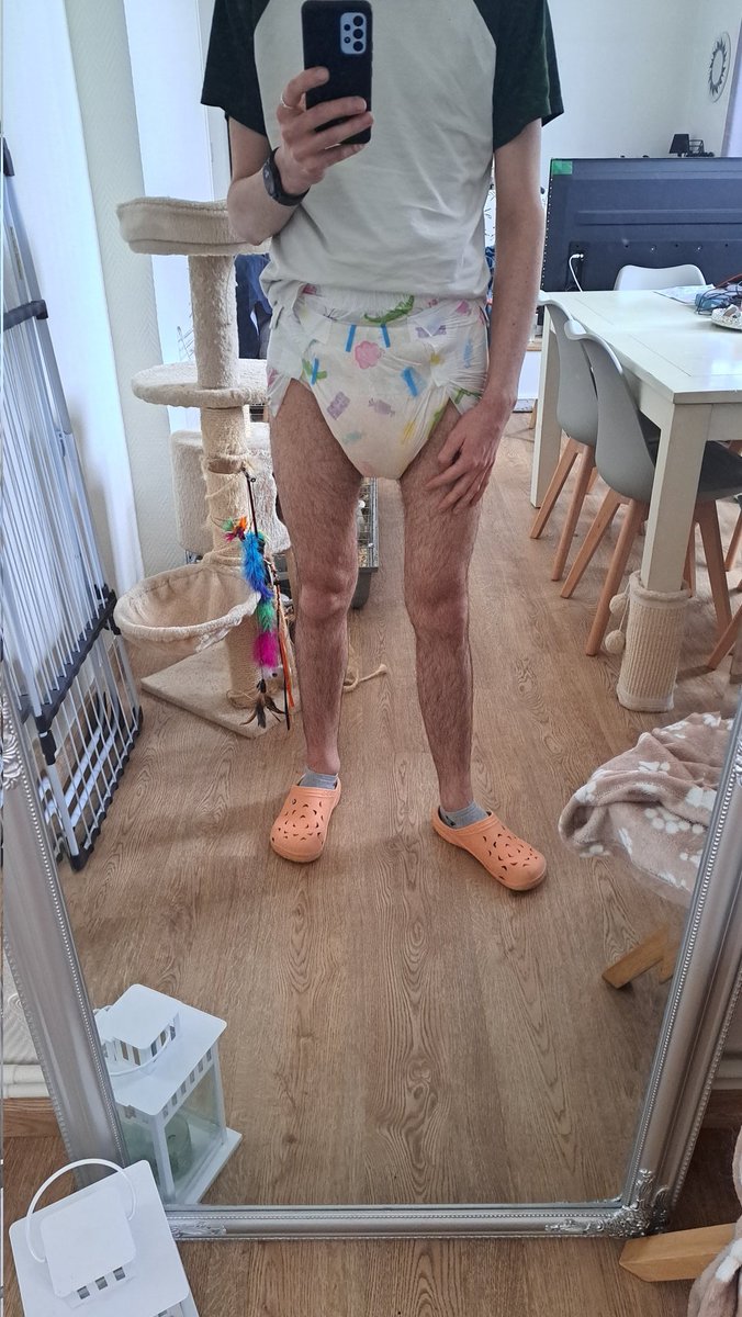 simba_abdl's tweet photo. Good evening/Bonsoir 🥰

🇨🇵Ma couche est complètement saturé après 24 heures avoir fait dedans 🙄🫢 c'est l'heure du change !! 😊

🇬🇧My diaper is completely saturated after 24 hours of being in it 🙄🫢 it’s time for a change!!  😊
#abdlboy #diaperboy #dlboy #gaydiaper #gaydl https://t.co/EXwQkd557S