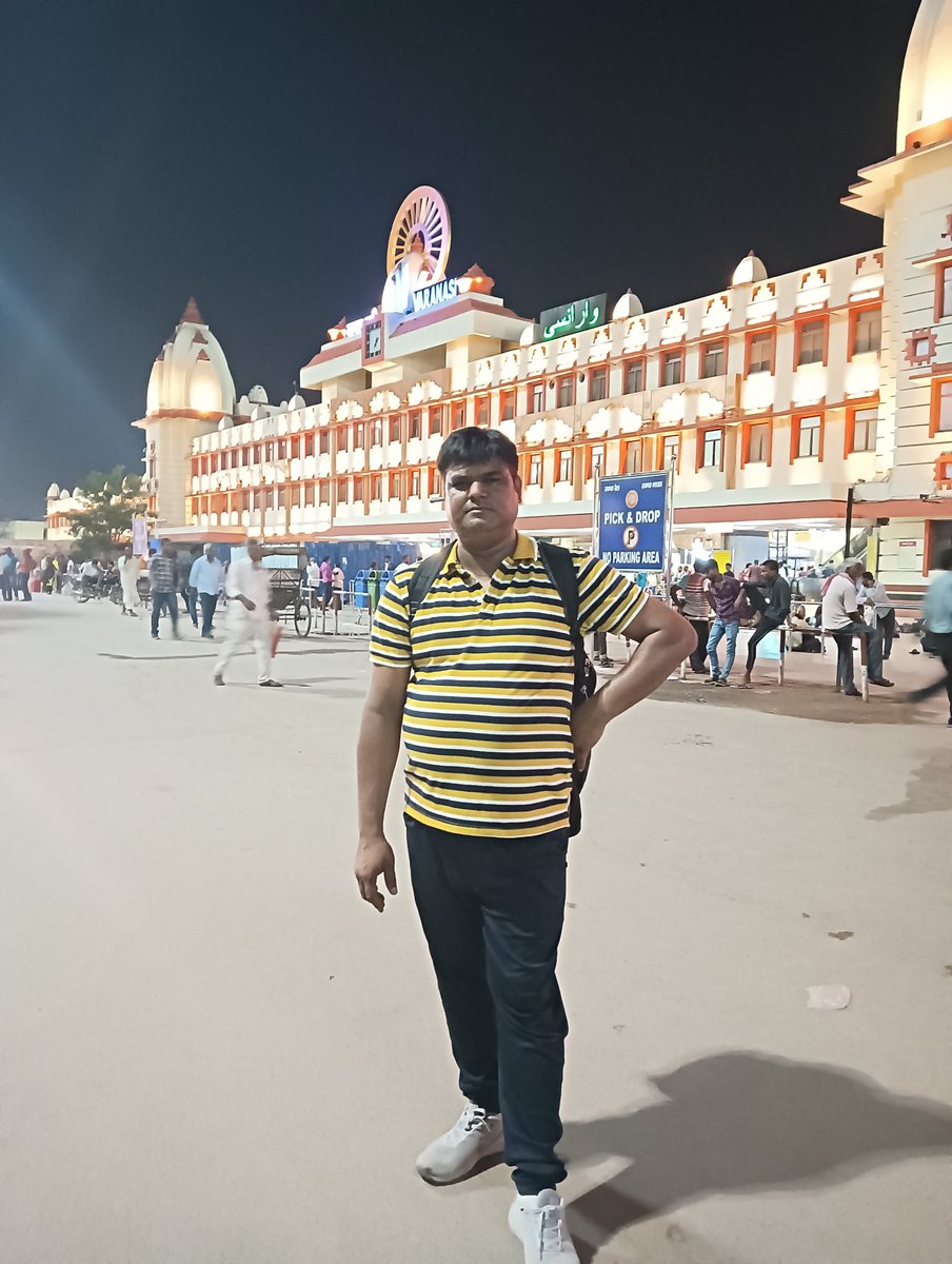 #रेल_एक्ट_अप्रेंटिस 

*कदम से कदम मिलाकर चलें*
हम हैं मज़दूर, पर हैं हम भी संसार में रेल के  शिल्पकार।
धूप हो या छांव, न थमें कभी हमारे पांव,
प्रशिक्षण की राह पर, आगे बढ़ें बिना कोई विराम

अन्याय के खिलाफ हम, उठाते अपनी आवाज़,
एकजुट होकर ही मिलता, हठीली सरकार से लड़ने का विश्वास