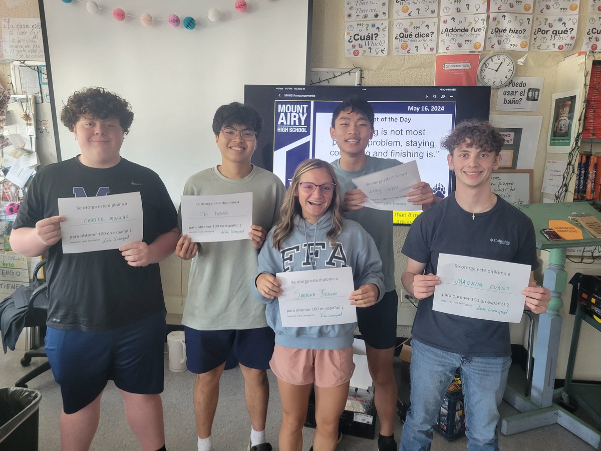 LiviaLivengood's tweet photo. Third period kids that made a 100 in Spanish 2!! 💯 https://t.co/Ue43b3zbwx
