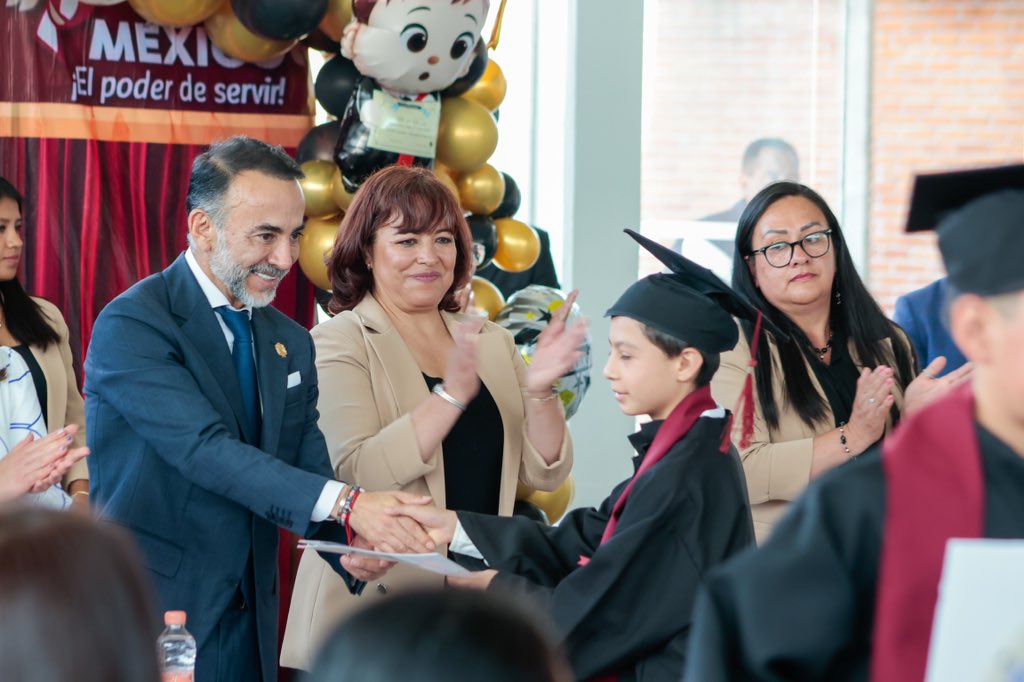 FerFlores_Emp's tweet photo. Hoy viví de nuevo los tiempos en que estaba en mi primaria.

Qué orgullo ser el padrino de una generación de la Escuela Primaria “Miguel Hidalgo”, donde estudié.

Mucho éxito a todos los estudiantes que hoy comienzan nuevos retos en su vida. 👏🏼 https://t.co/yrwedjtG1m