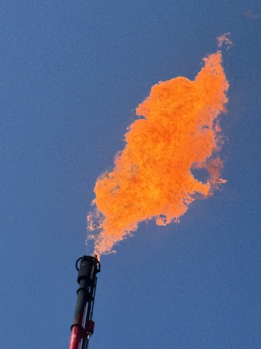 dinojonrox's tweet photo. Saw a big (unsupervised) #gas #gasflare in @cityofcalgary while out running in Inglewood this morning. Looks like CP Rail were burning gas piped from rail trucks. Is this even legal? @environmentca @OilGasCanada @greencalgary @AB_Enviro https://t.co/tlFMdS7GpT