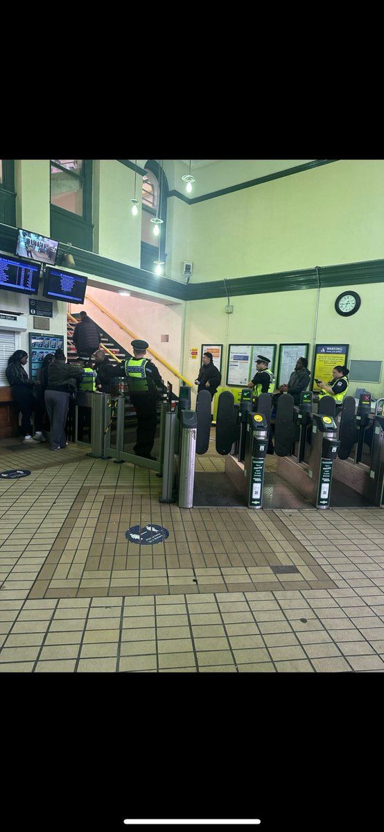 🚨 immigration officers, transport police and undercover police at peckham rye station. 🚨

⚒️ look out for one another and give anti raids or cop watch a shout if support is needed. ⚒️