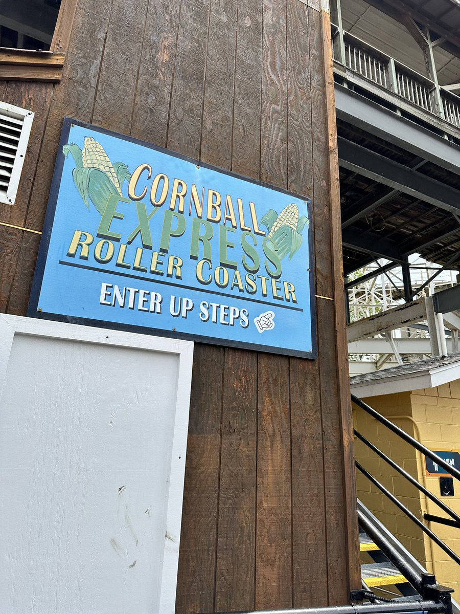 FUNFoodBlog's tweet image. Not sure I’m a fan of the ole Cornball Express #IndianaBeach