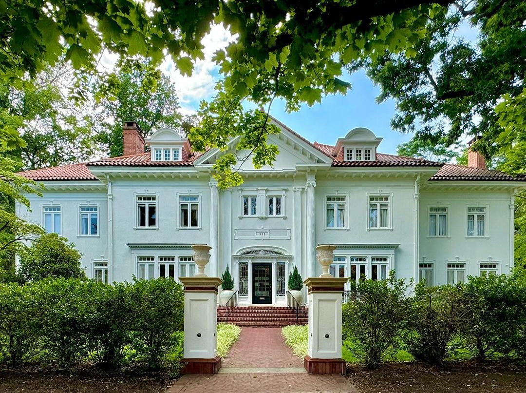 PriceyPads's tweet image. New paint job on this New Haven, Connecticut home we shared the other day! • 📸 newhavencthomes | Saint Ronan Street - Prospect Hill. New #paintjob. Built 1913