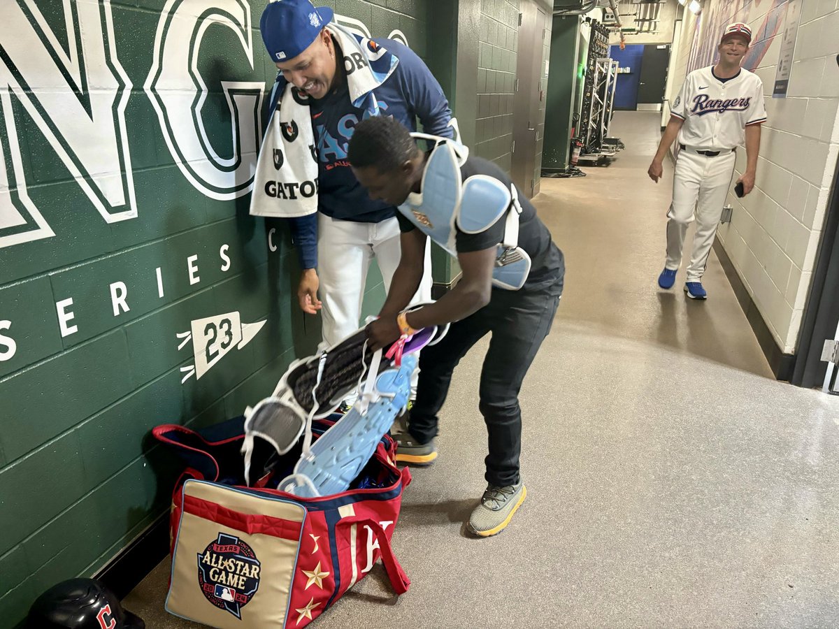 MLBVenezuela's tweet photo. El béisbol es otra cosa… por razones y momentos como este. ❤️ ⚾ 🌎

Anoche, Salvador Pérez conoció a un fanático de Uganda, Dennis Kasumba.
Dennis Kasumba es receptor y Salvy es su jugador favorito. Además de conocerlo, Salvy le regaló su equipo de catcher. https://t.co/dAm6pNrAmx